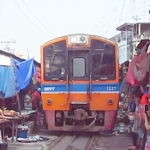 【タイ】鉄道で行くメークロン市場！列車が来たらテントをたたむ珍名所！
