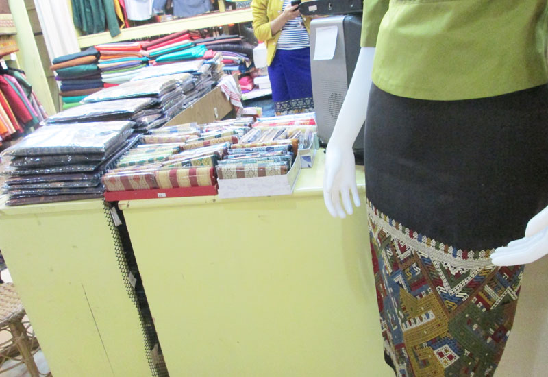 ラオス民族衣装の巻きスカート「シン」！ミステリアスなエスニック 