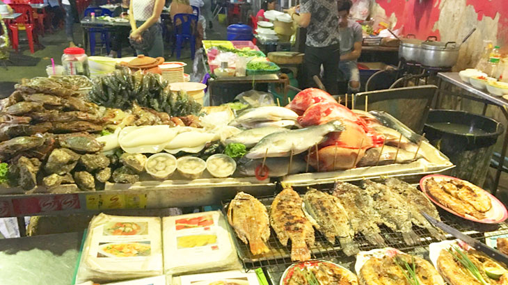 【タイ】豊富なメニューの美味しいタイ料理がリーズナブルな価格で食べられるバンコクのガレージ食堂「スクンビットタラートソイ1」